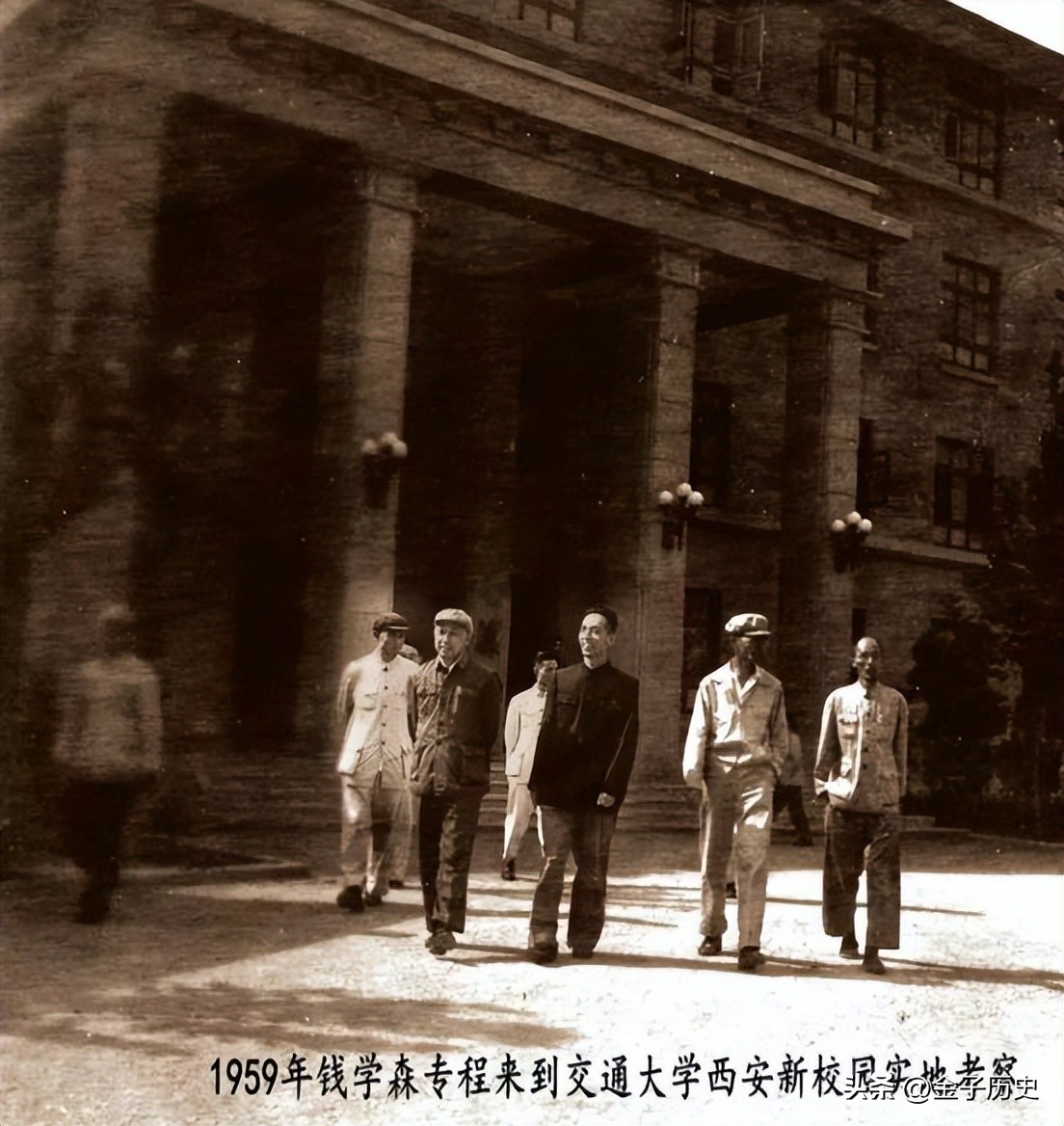 64年毛主席给钱学森递烟，钱学森欲接，主席却突然收回：自力更生
