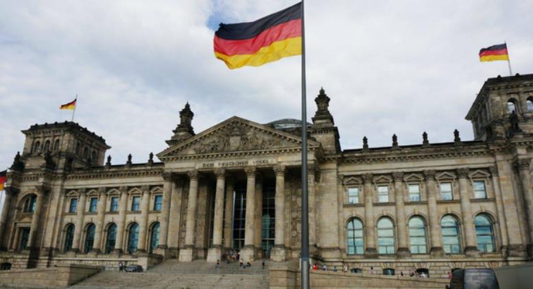 事情发生突然,德国两名女子在总理面前*光脱**衣服抗议天然气禁运