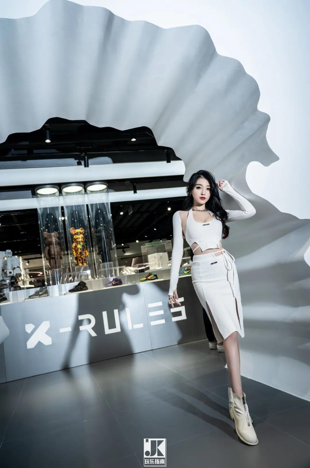 六位数玩偶、30万的AJ，免费送MOLLY，这家潮流店“很来事”