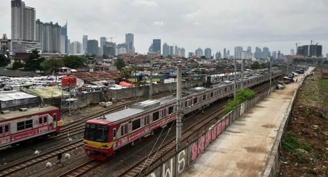 印尼是一个群岛国家，如何解决交通问题？