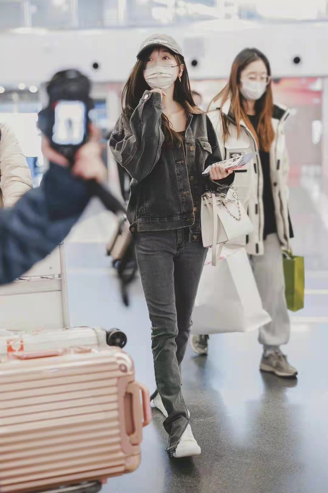 吴宣仪皮革十字星牛仔裤,吴宣仪牛仔裤新手驾到