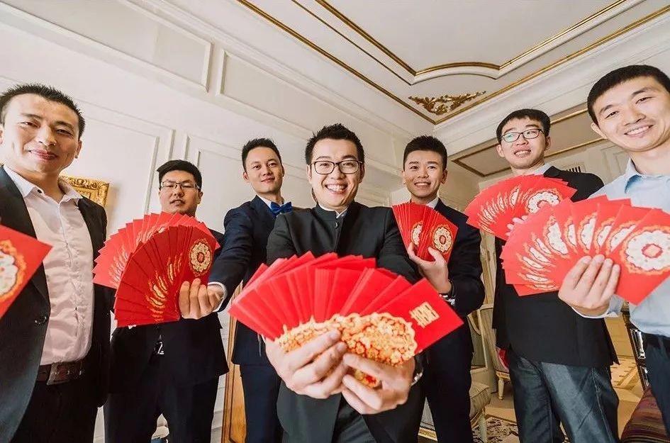 租500万劳斯莱斯去接亲,一大妈讨要红包掰断劳斯莱斯车标