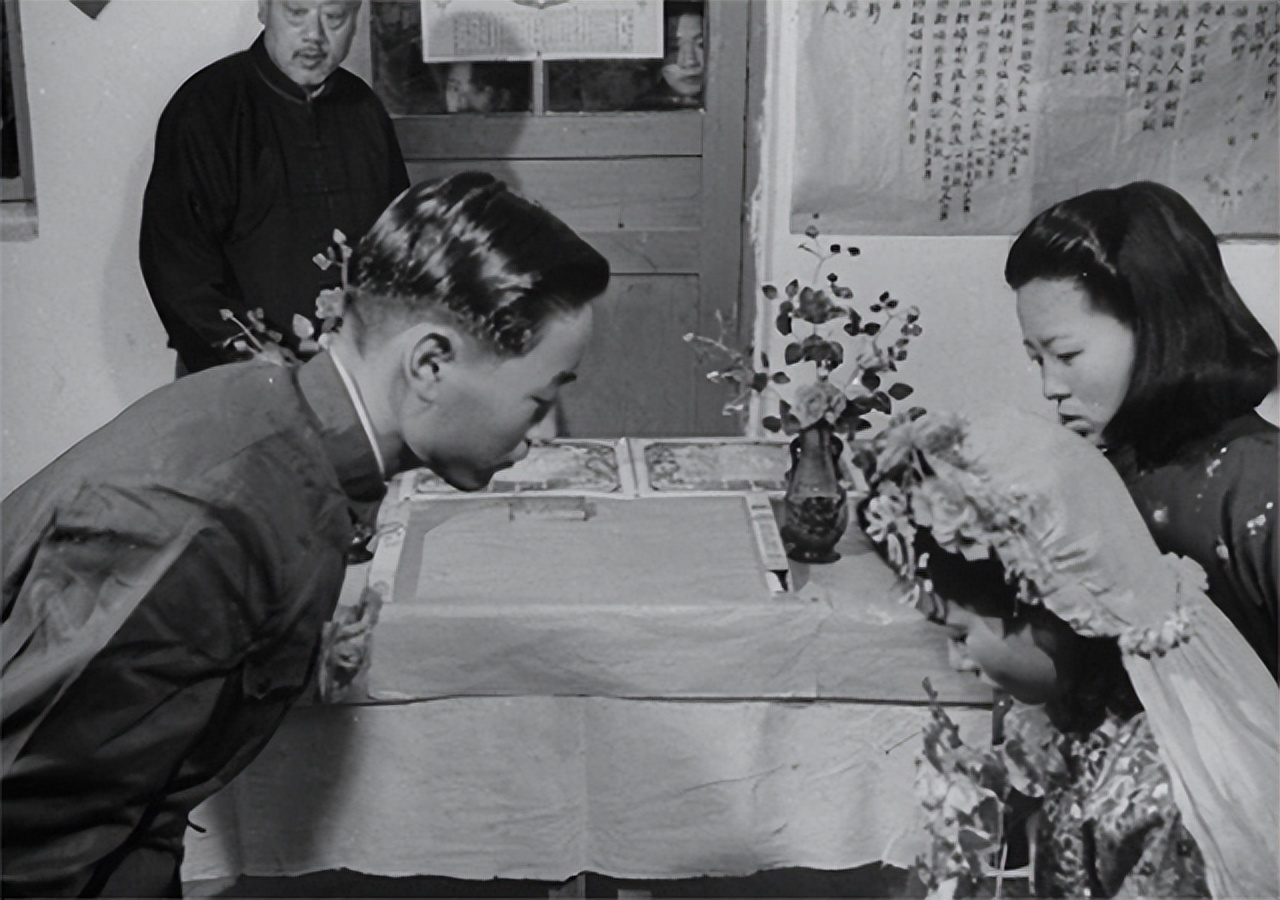 10年前，女住持戴假发穿黑丝跟和尚同居，开豪车住别墅用新款手机