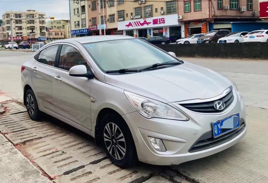 12年现代瑞纳1.4自动顶配,2011款瑞纳两厢1.4自动时尚型