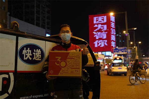 顺丰快递小哥集体过生日,顺丰快递小哥生日蛋糕