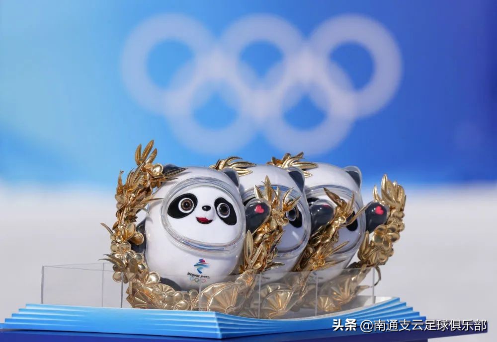 冬奥夺冠举冰墩墩,冬奥冠军与冰墩墩