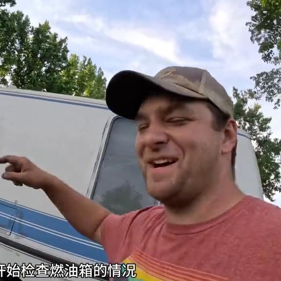 80年代gmc房车,男人在户外发现荒废20年的挖掘机