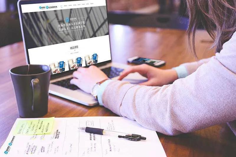 48岁的香港男人气质成熟,在香港四十多岁还单身的男人