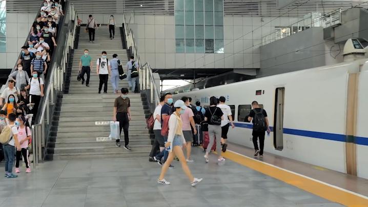 高铁乘务员月薪有8000多吗,高铁乘务员工资一般多少