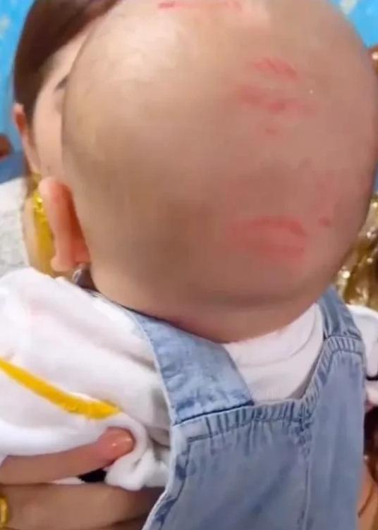 宝宝参加婚礼一脸口红印,宝宝参加婚礼被亲满头口红