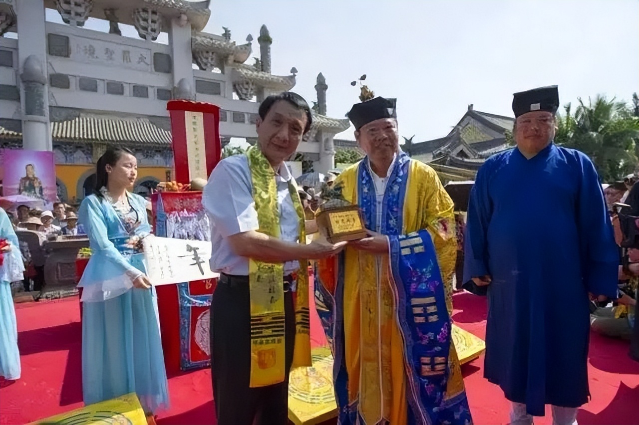 2019年，中国富二代在加拿大炫富被绑，调查发现其父亲却是个道士