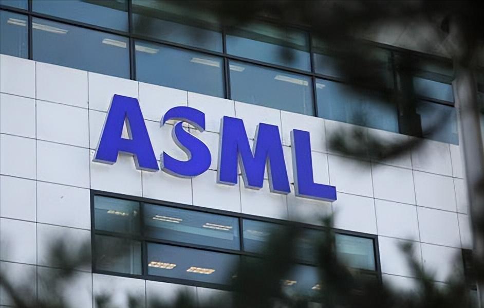 ASML总裁前脚访华，日本后脚做出选择，外媒：中国全都不买了