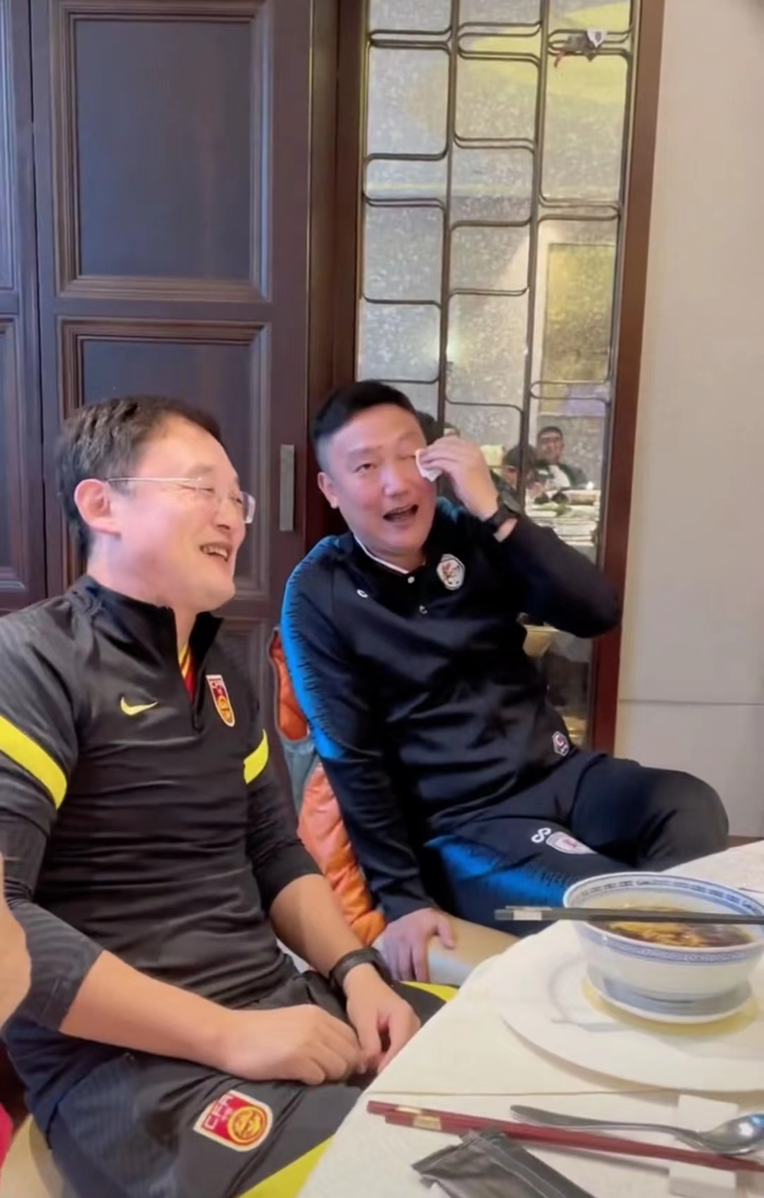 范志毅和马明宇讲笑话！孙继海、申思、米卢、曲波在一旁哈哈大笑