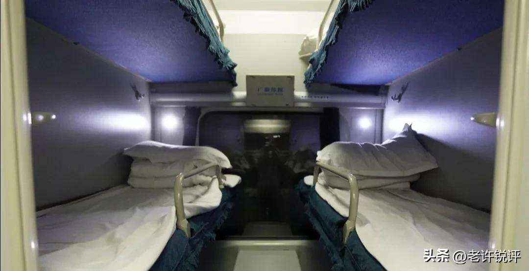 女乘客吐槽卧铺车厢3男1女真尴尬，结果12306答复真霸气