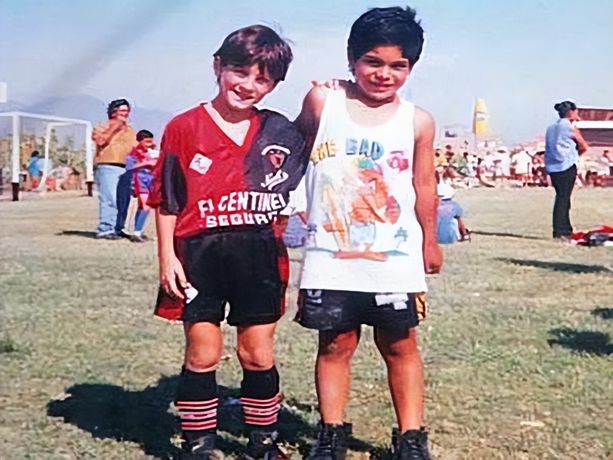 太甜了梅西与妻子在机场深情拥吻,梅西9岁时对她一见钟情