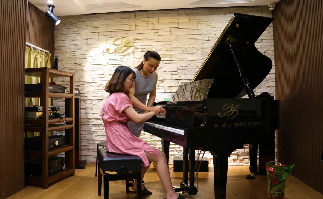 钢琴老师月薪,钢琴老师工资2000少吗