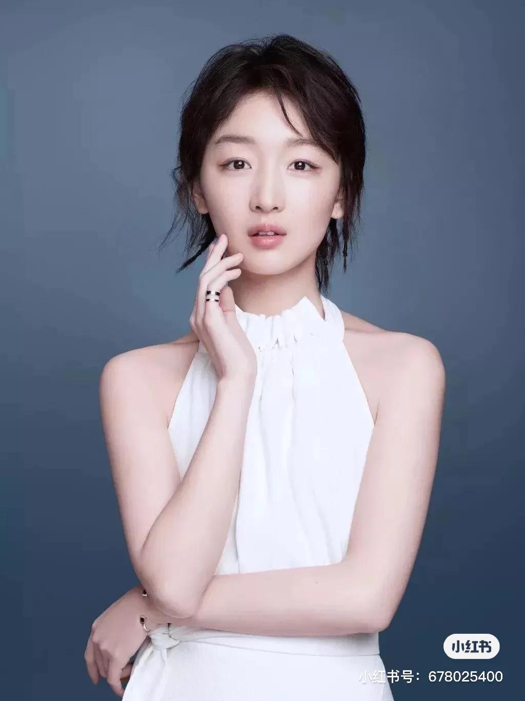 东方青年杂志社封面周冬雨,年轻花旦周冬雨