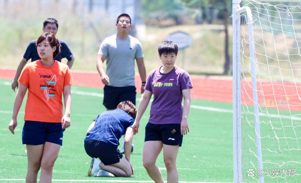 “贻定颖”组合开心踢足球，孙颖莎欢脱快乐，网友：太甜了