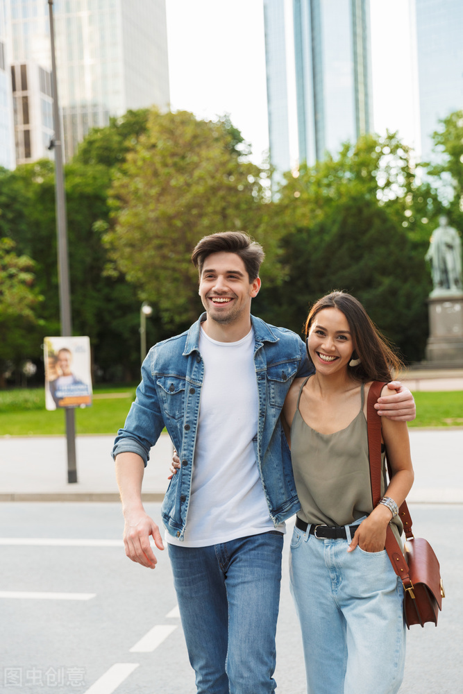 妻子救夫变残疾丈夫嫌弃要离婚,老公为救妻子腰部受伤妻子嫌弃