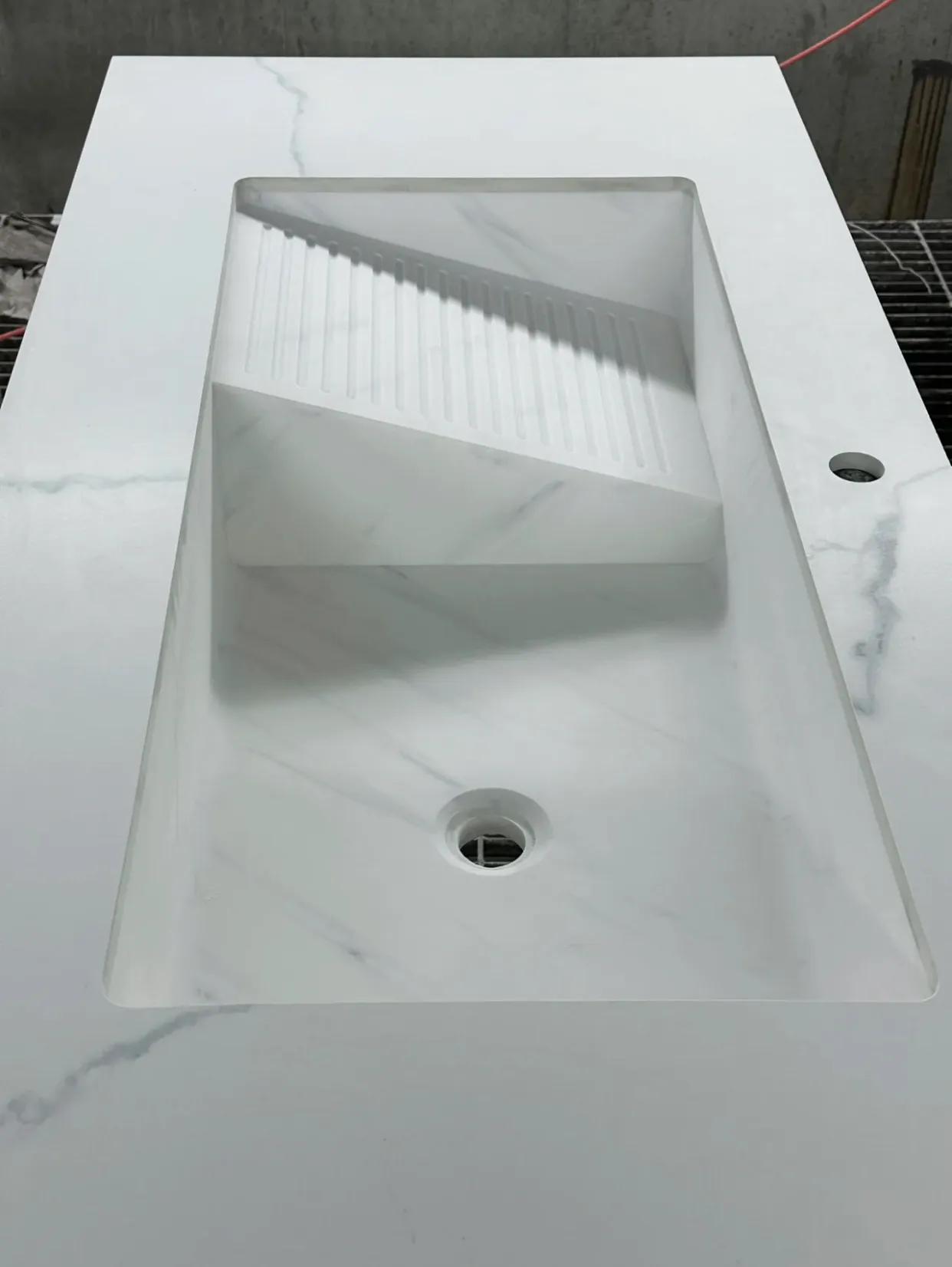 浴室柜一体盆选陶瓷好还是岩板好,浴室柜是用一体陶瓷盆还是大理石