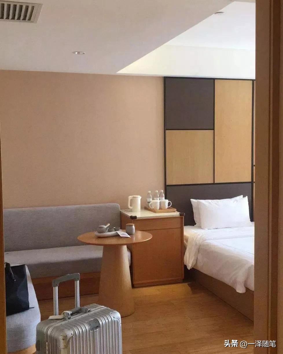 宾馆沐浴露疑似有不明液体,住客洗澡发现花洒有粪