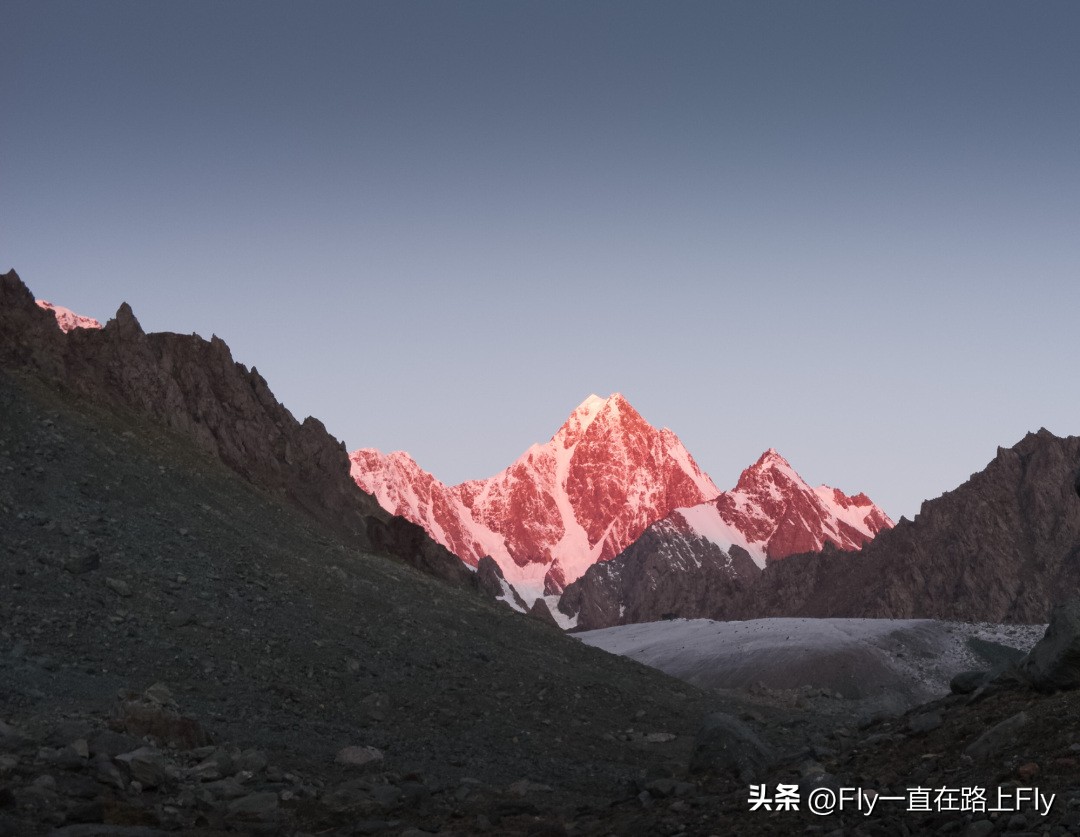 穿越博格达峰脚下冰湖之旅,徒步穿越新疆博格达峰