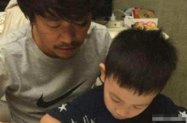 王宝强和儿子日常生活中照片,王宝强晒10岁儿子近照