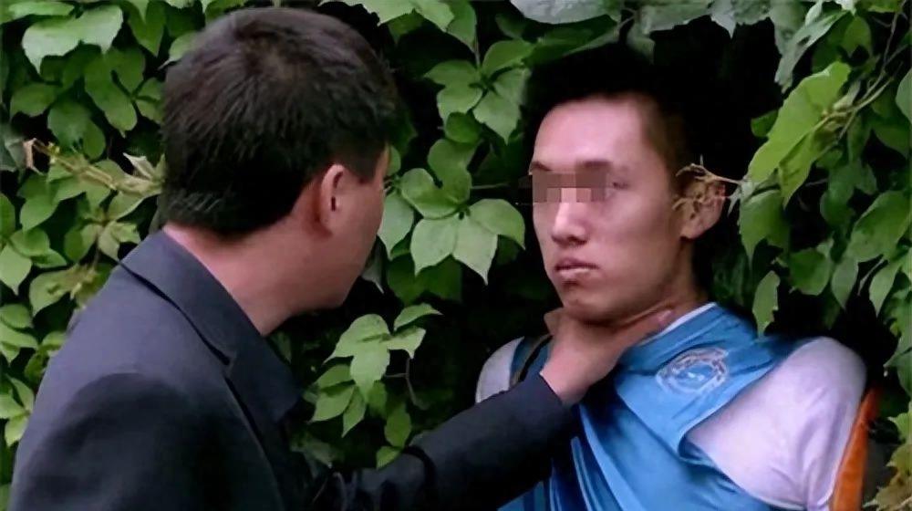 暖心男同学保护女同学,勇敢的男生