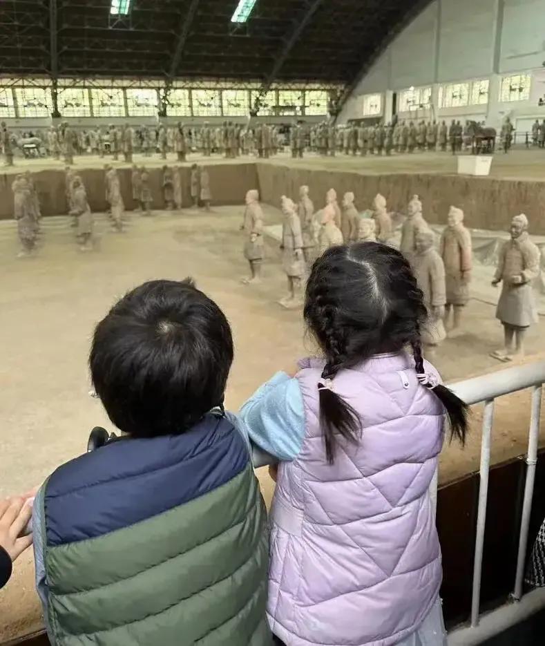 “跳水皇后”郭晶晶盛赞古城西安,郭晶晶带孩子西安游玩图片