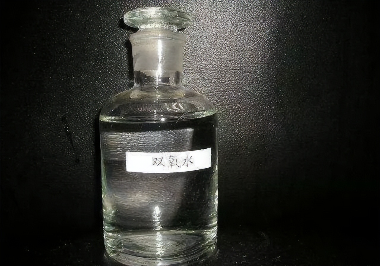 白衣服上的发霉污渍怎么洗掉,衣服发黄发霉试试这款洗衣神器