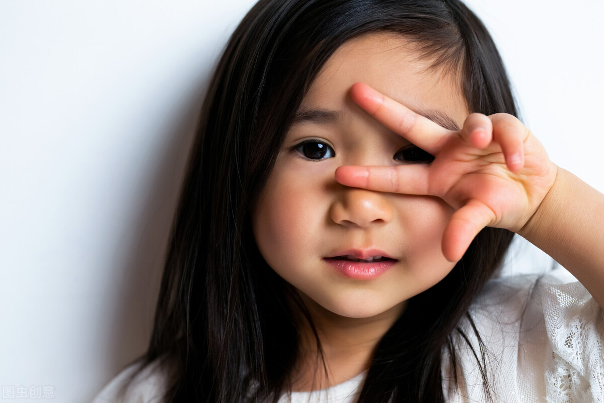 三岁就被父母送人然后又跑回来了,七岁被父亲送人