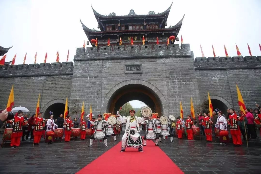 拜水都江堰问道青城山是诗词吗,拜水都江堰问道青城山完整版