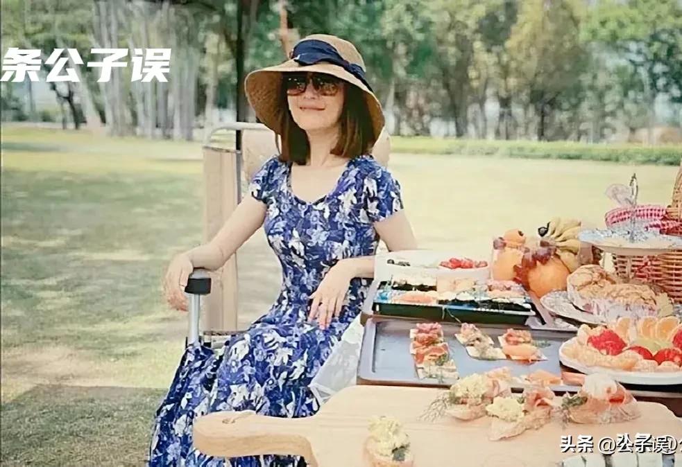 一张和冯小刚的“夜宿门”照片，彻底撕下了沈星的遮羞布