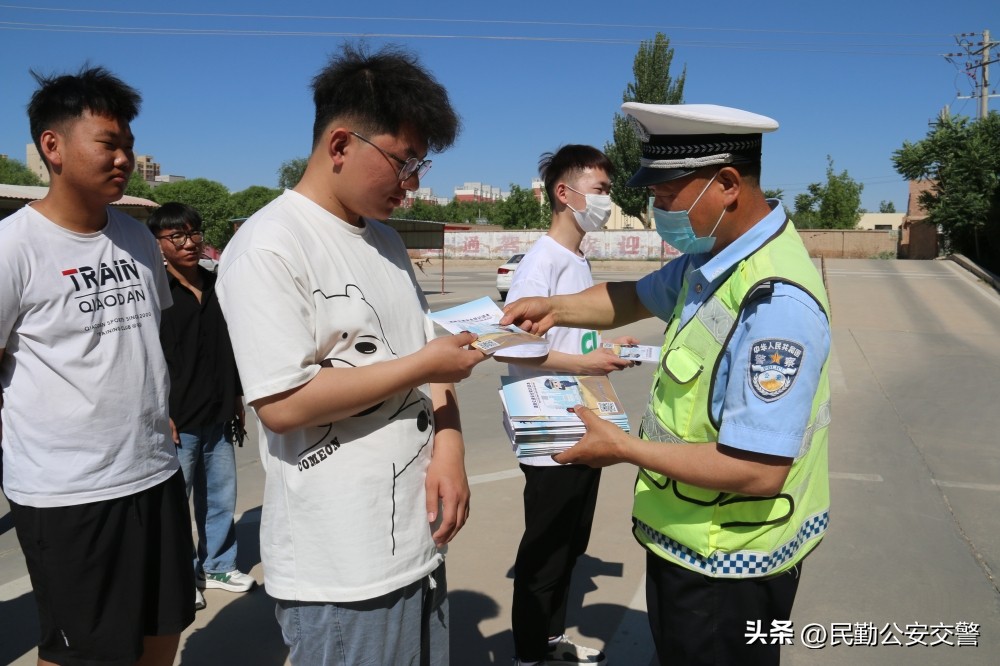 交警进驾校安全警示教育,消除隐患保安全交警清理僵尸车