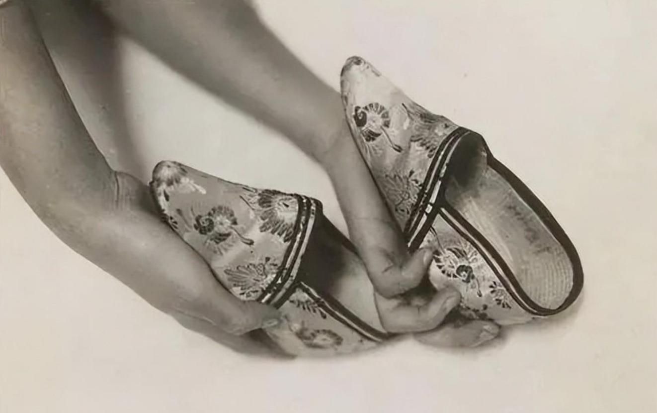 封建社会女人为什么裹小脚,封建时期女性裹小脚的影响