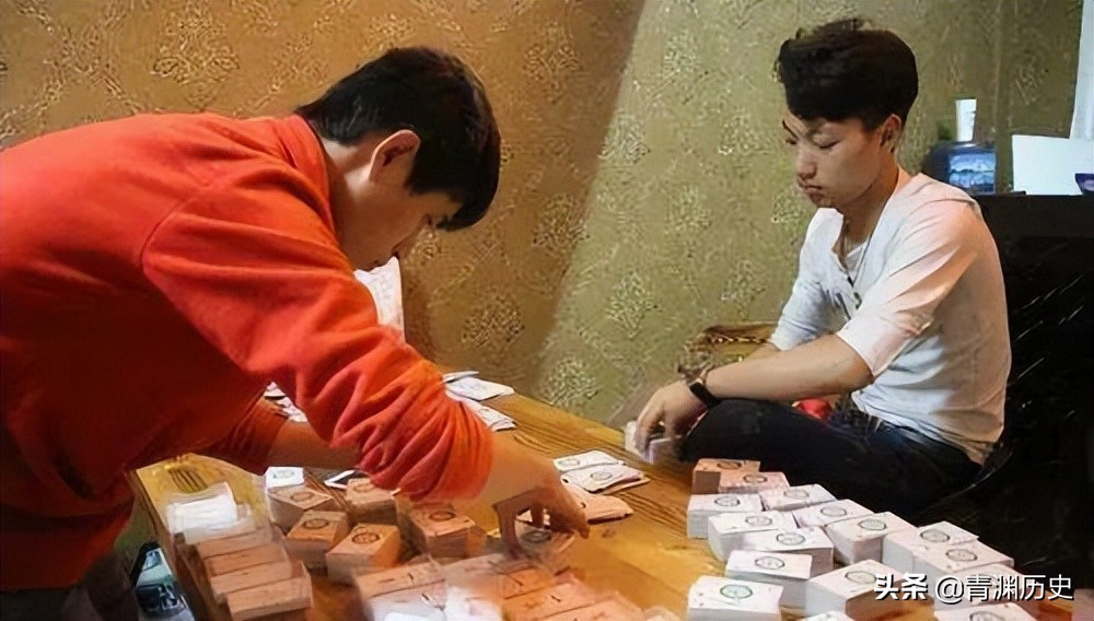 小伙子打麻将上瘾,男子打麻将上瘾