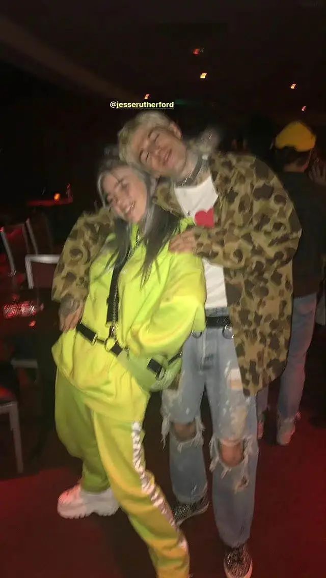 21岁天才唱作少女被曝光恋情！男友大十岁，粉丝：妹妹你图啥…