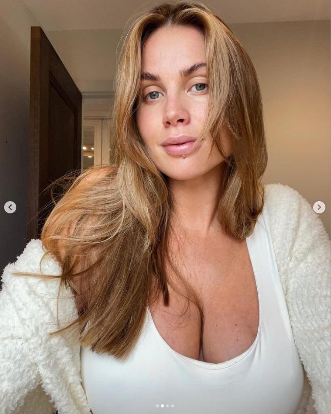 镇队之宝！红魔中卫爱妻泳装照，网友：这是曼联目前唯一的好东西