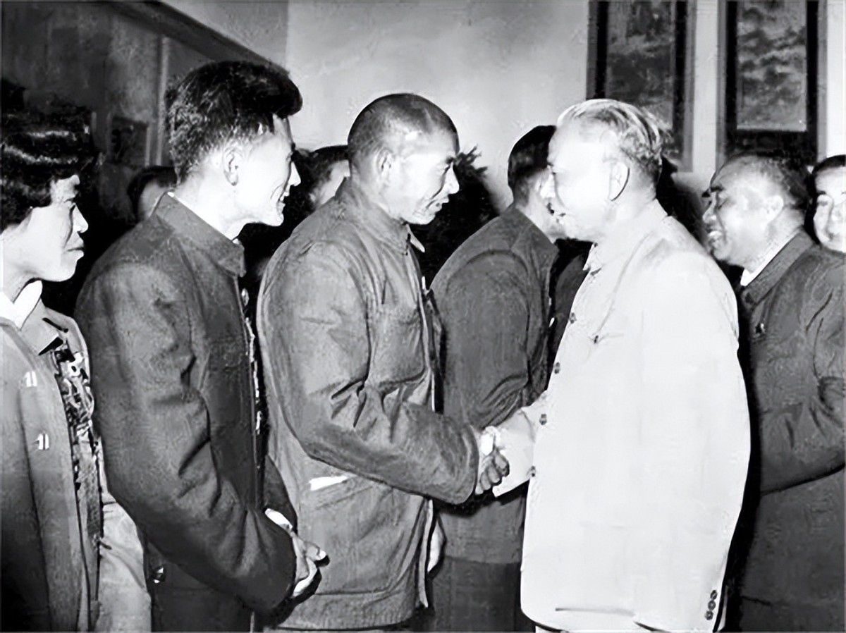 王光美回忆：为何*少奇刘**当选国家主席却没笑容？