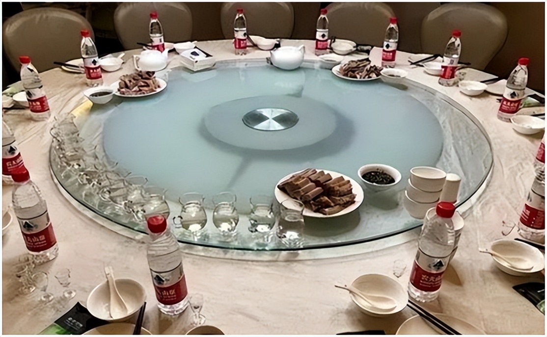 聚会桌上摆一堆红酒啤酒,酒桌上老是喝醉酒的是什么人