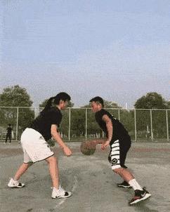 妹子的皮裤穿的真紧，有人知道妹子皮裤上的包怎么回事么，哈哈