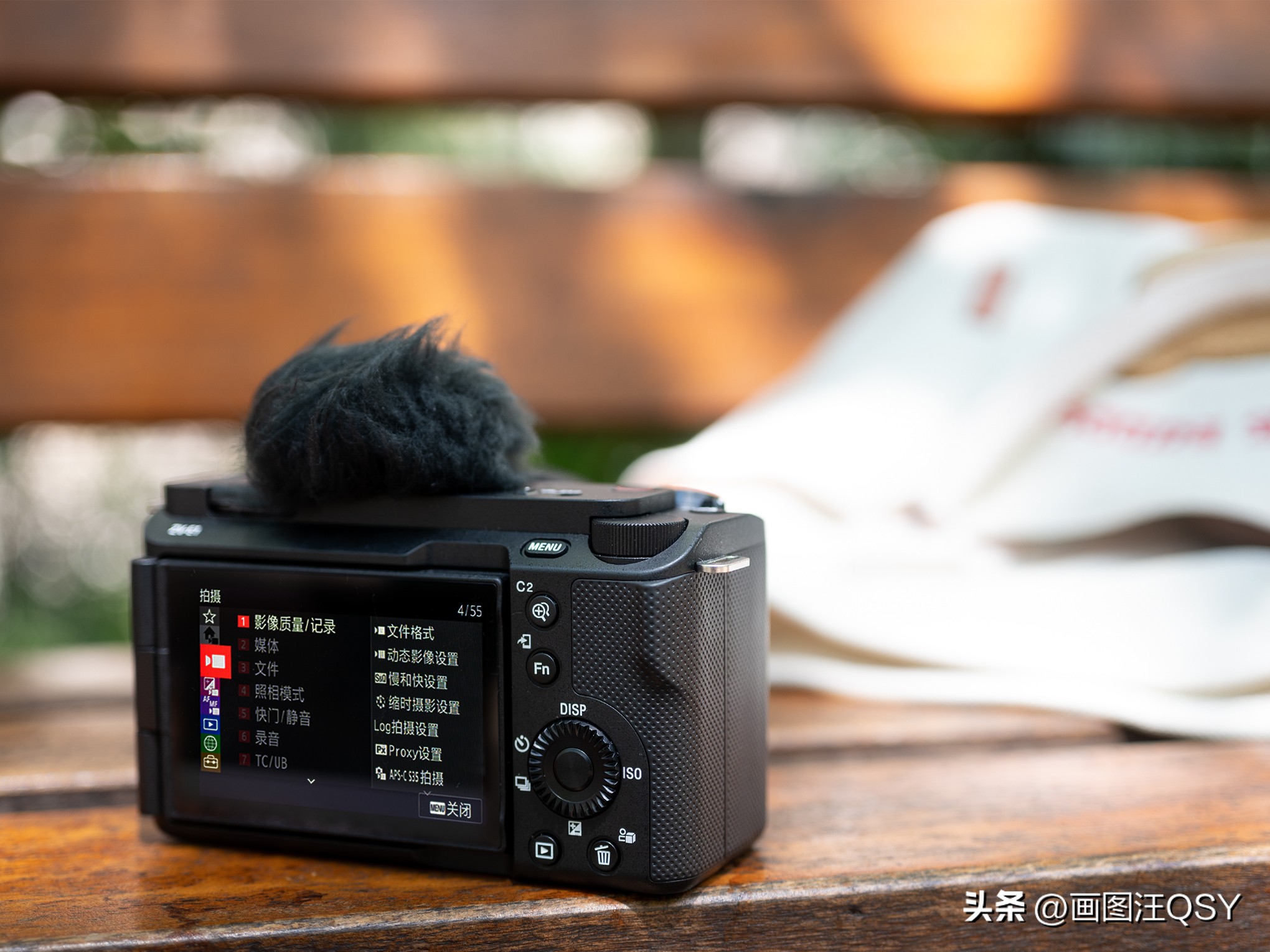 技术不够装备来凑，索尼ZV-E1真定位新手？Vlog初学者心得分享