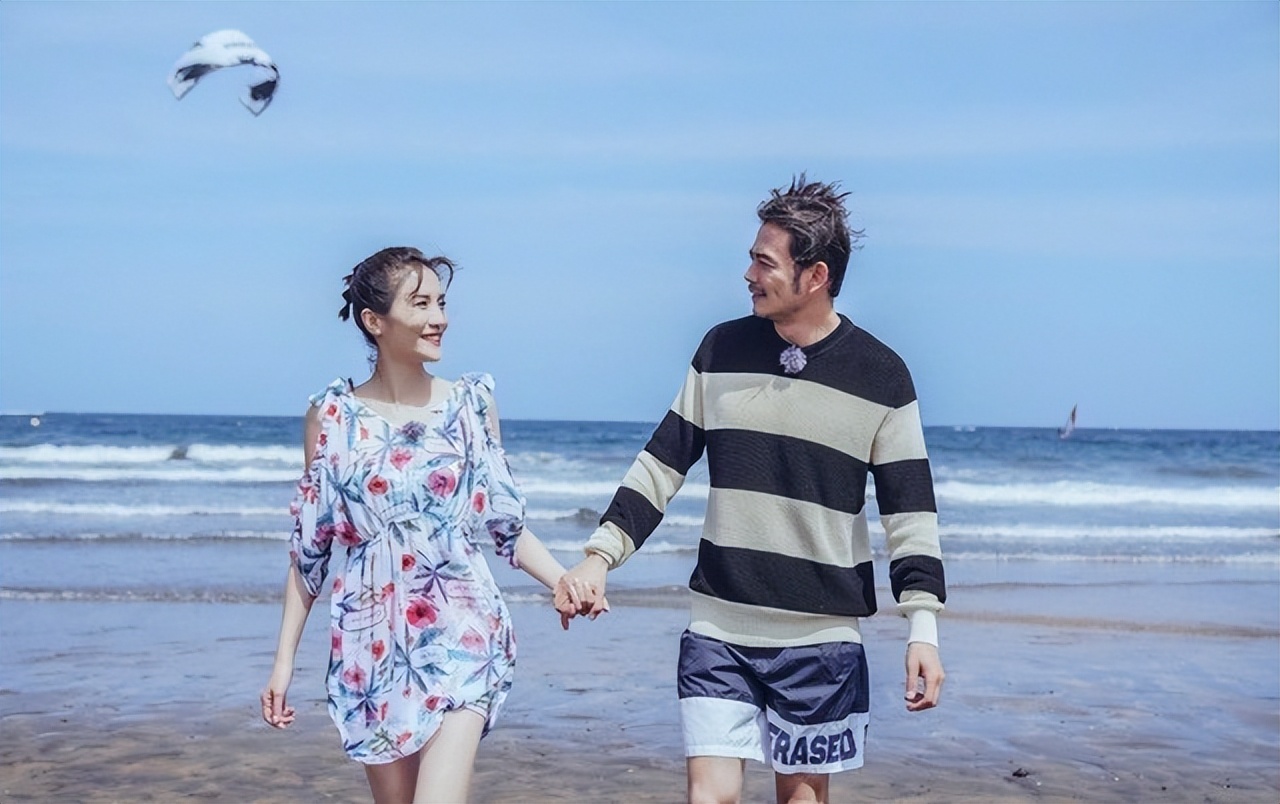 杨烁为娇妻庆生,杨烁张晋一家三口