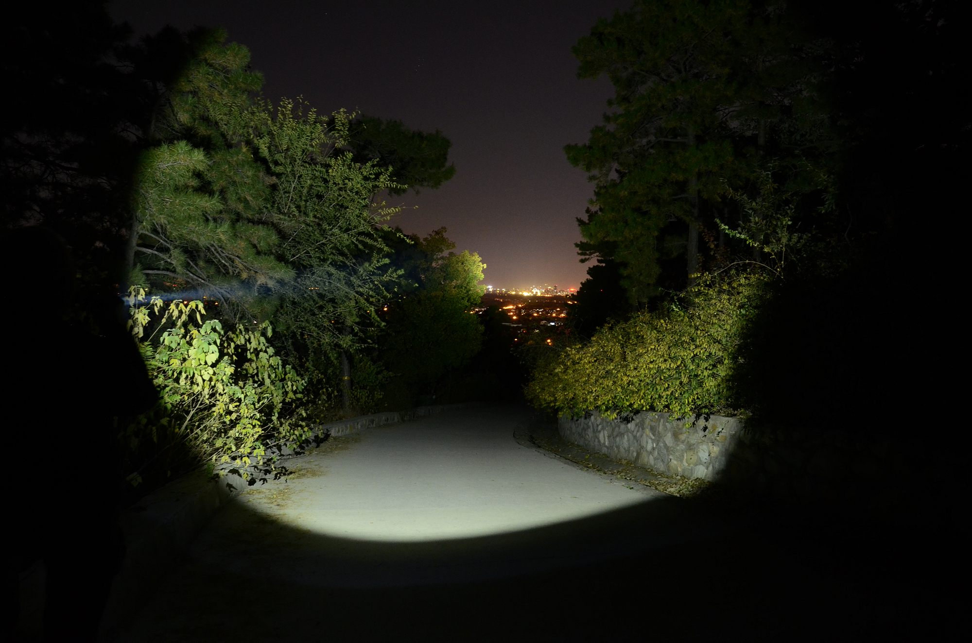 短小精悍的性能均衡之作！傲雷神剑Javelotmini远射战术手电体验