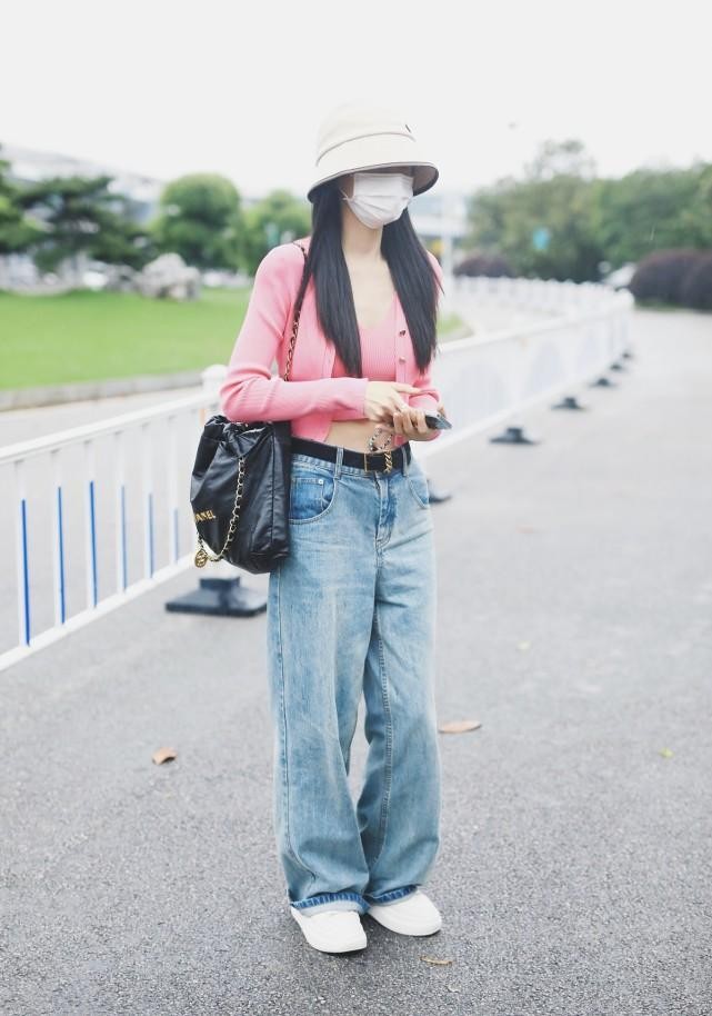 藏蓝色开衫沈梦辰,沈梦辰彩色针织外套开叉现身机场