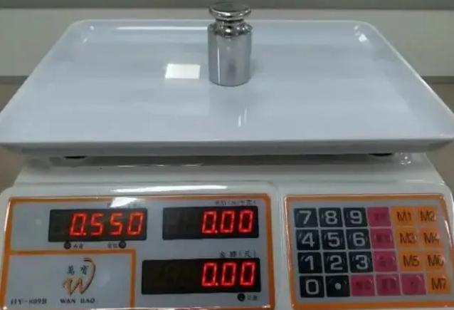 揭秘卖菜电子秤作假,菜市场秤作假方法