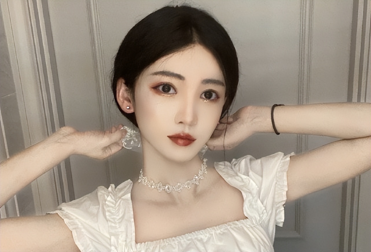 通过变性手术成为女人后街头采访,记录变性手术网红