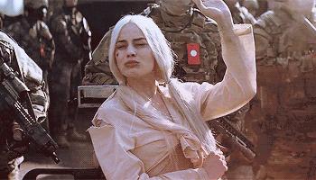 如何评价这个女主持人，主持了一半把*袜丝**脱了？