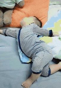 下雪天摔跤容易摔倒哪,下雪地上好滑大家注意安全