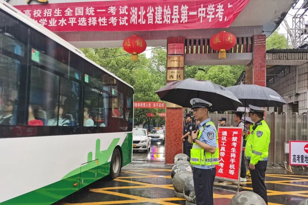 警警护航高考完整版,护航高考交警通行视频